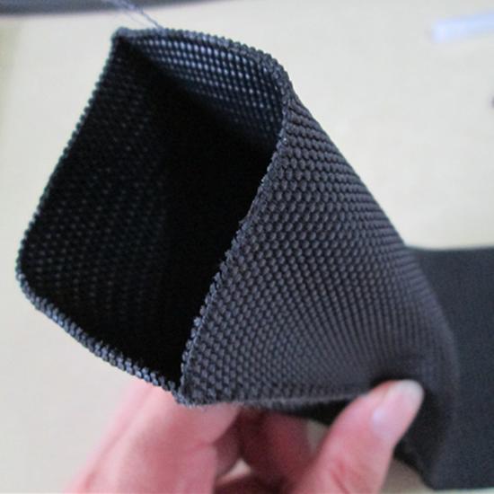 Ống bọc polyester bảo vệ ống dẫn thủy lực khỏi bị mài mòn.